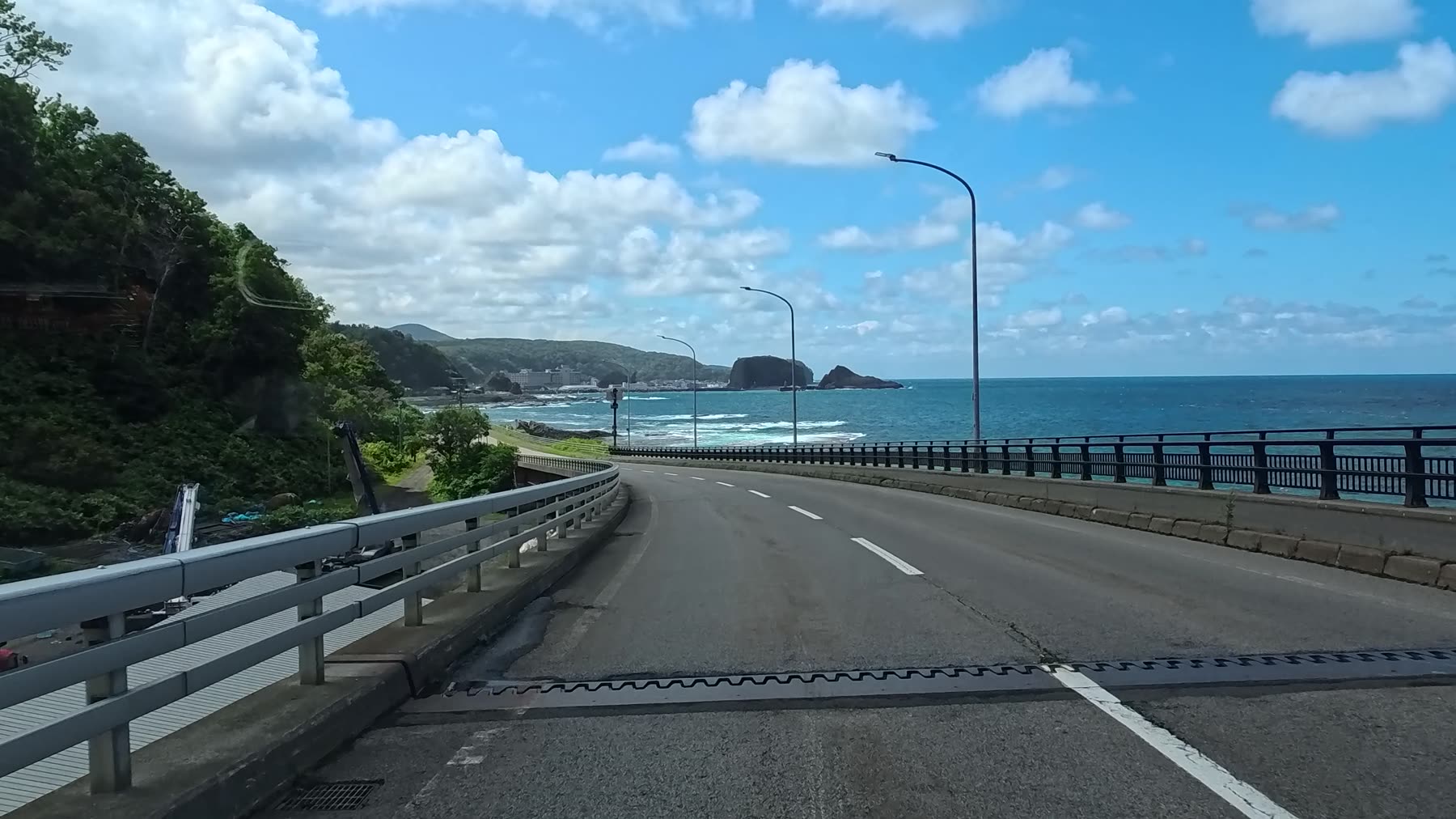 ウトロへ向かう海沿いの道